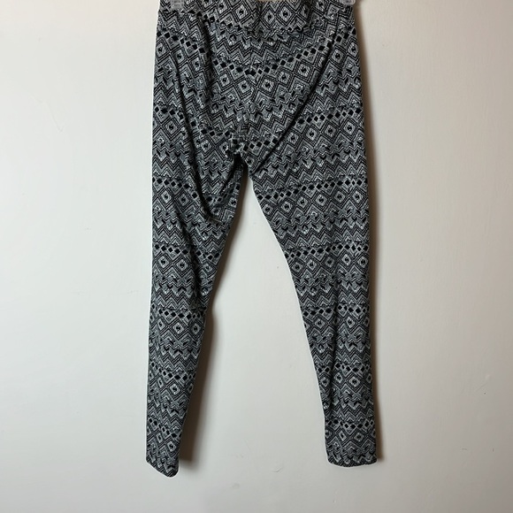 American Eagle black white leggings. Size medium. - Picture 5 of 9